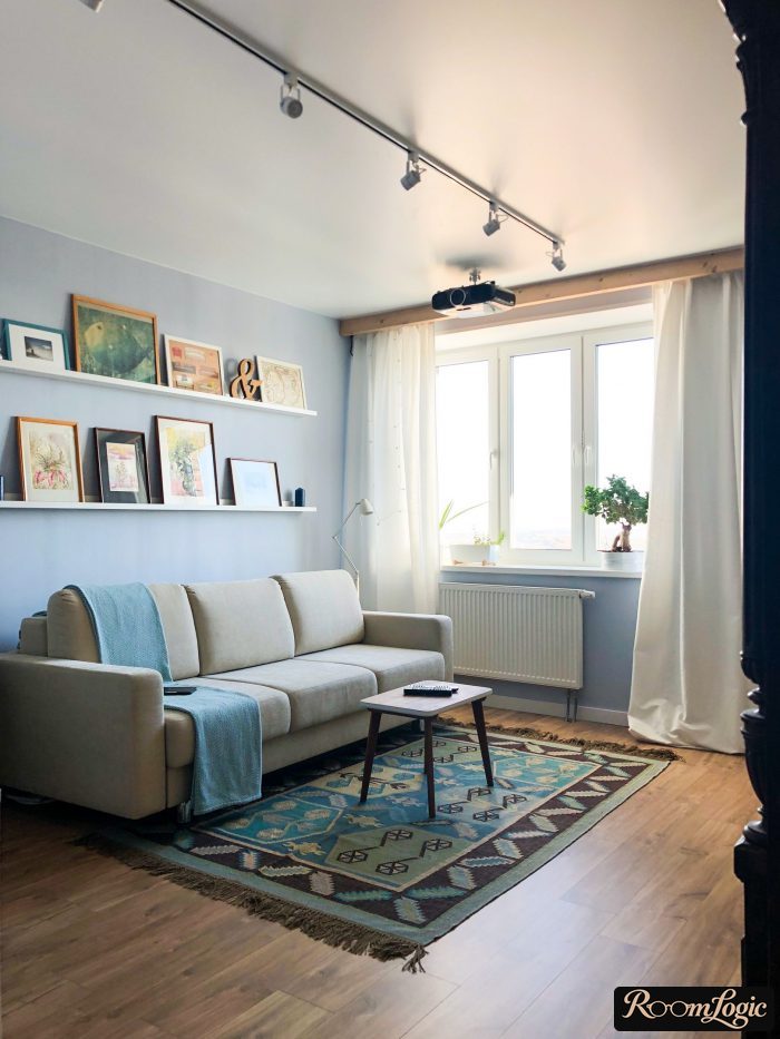 combination of colors with light blue walls