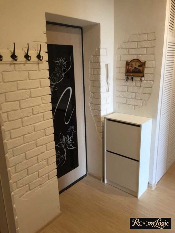 combination of decorative stone and plaster in the entryway