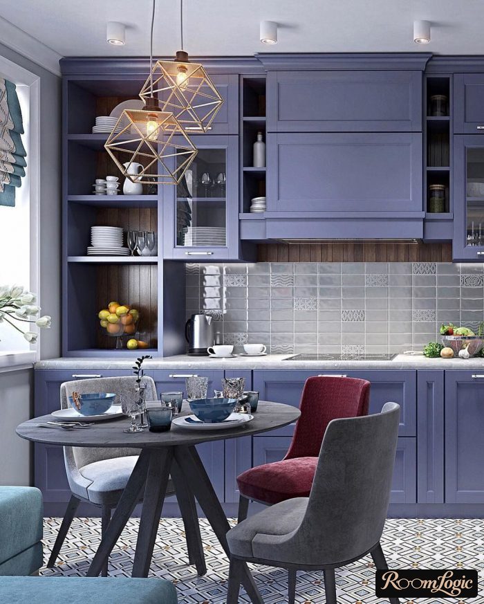 Combination of lilac and red in an interior