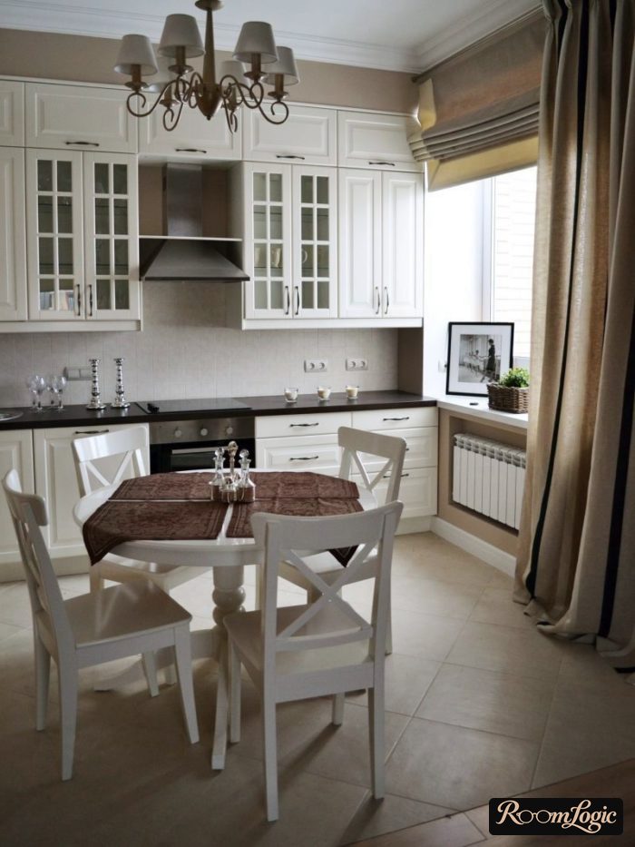 combination of roman and ordinary curtains from one fabric on the kitchen