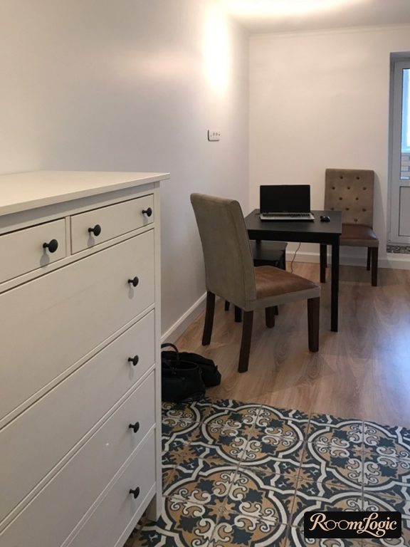 combination of tiled floor with pattern and parquet on the hallway