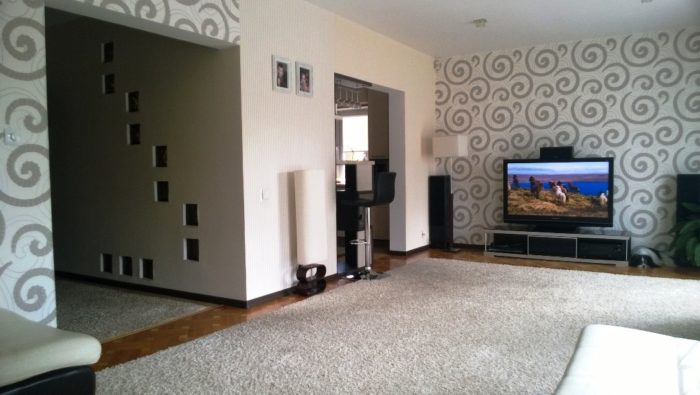 combination of two types of wallpaper in one room