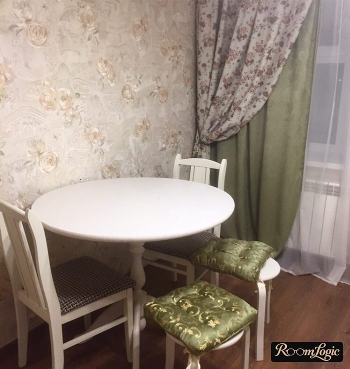 combination of wallpaper and curtains in the kitchen