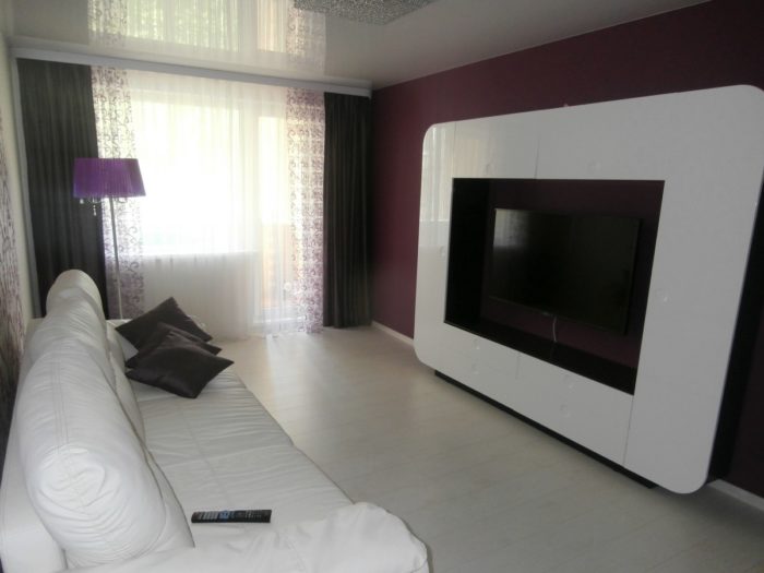 combination of white and colored wallpaper in the interior
