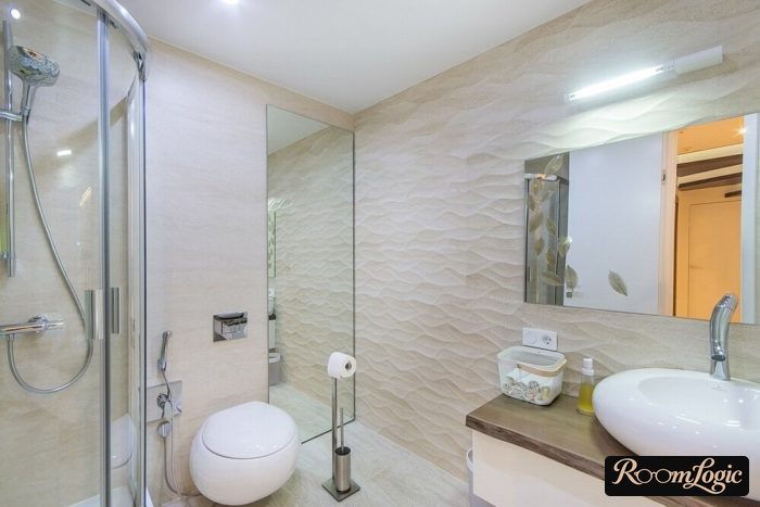 combined bathroom with bathtub