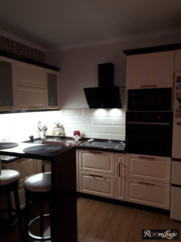 U-shaped kitchen lighting