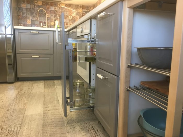 contrast laminate on kitchen floor