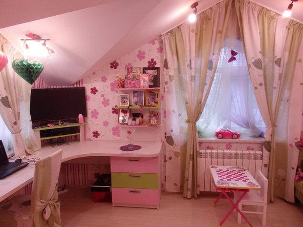 corner desk in kids' room for girl