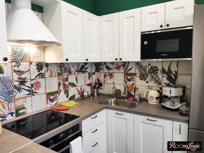 corner cabinet in U-shape on kitchen