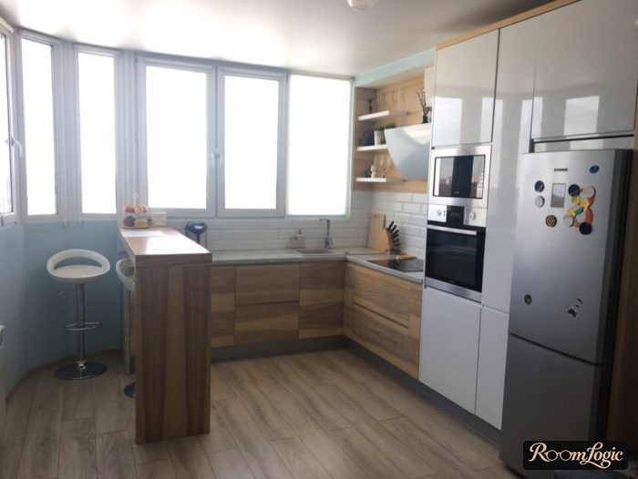 corner kitchen with breakfast bar and window