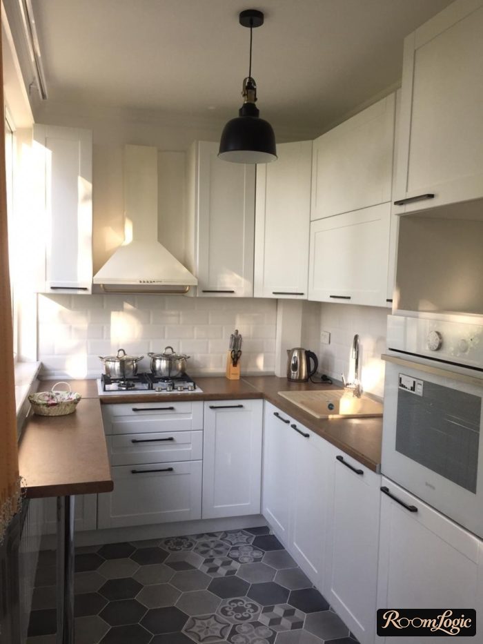 corner kitchen with breakfast bar by the window