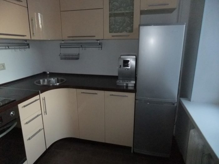 corner kitchen with refrigerator by the window