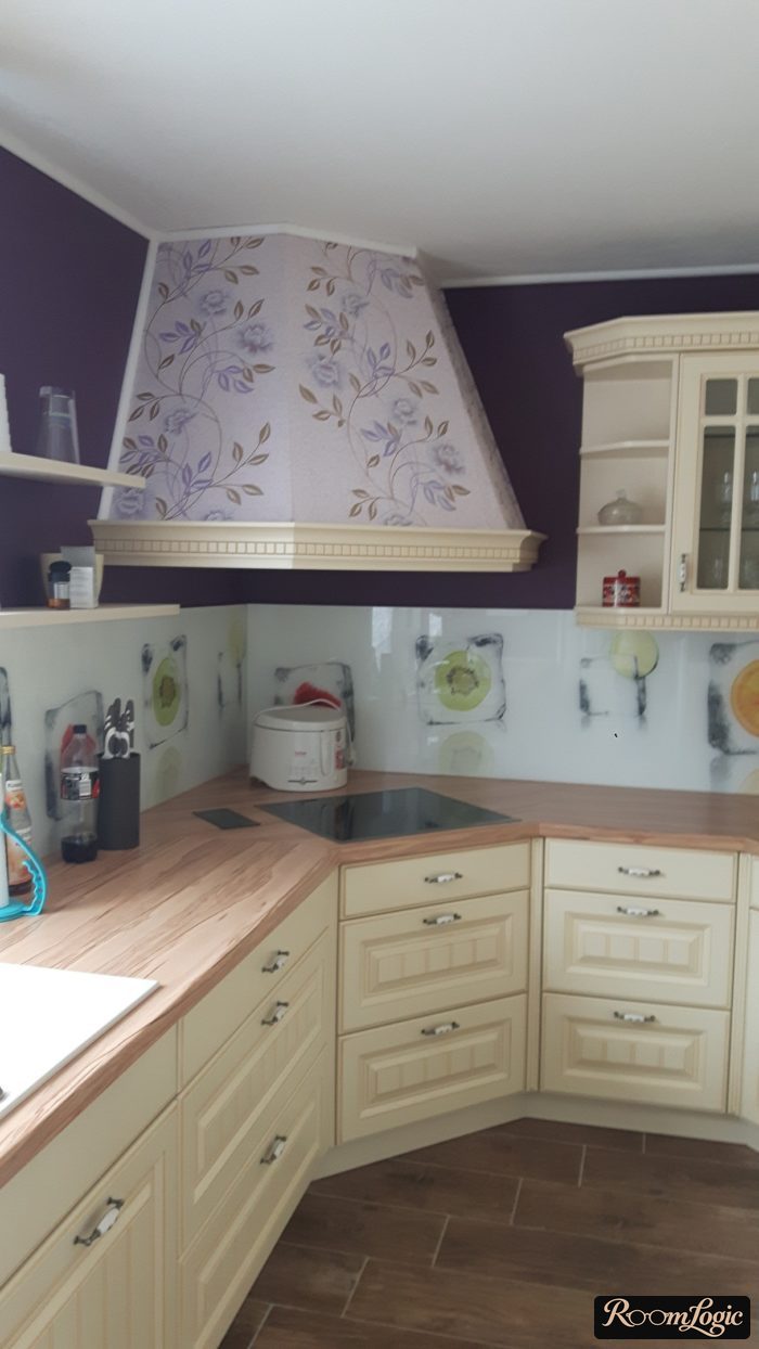 Corner range hood in the kitchen