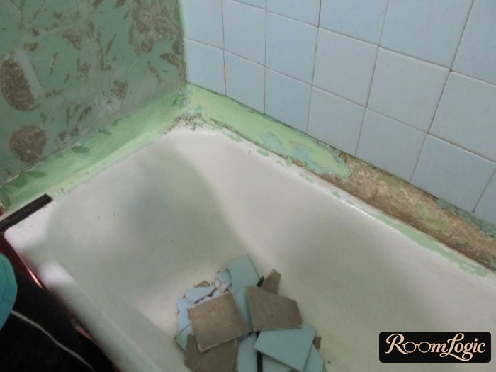 crooked walls with the addition of a bathtub in a tiny apartment