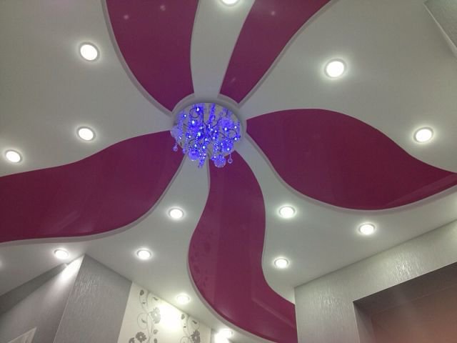 curved stretch ceiling with a pattern