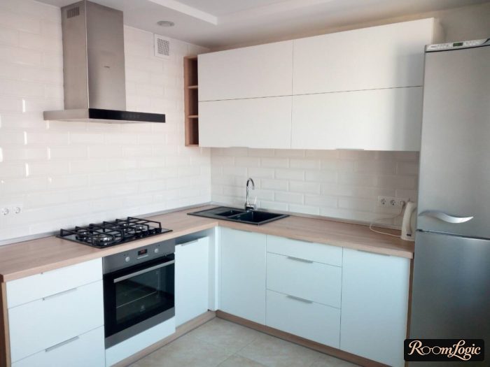 decoration of the 2nd wall in the corner kitchen without upper cabinets