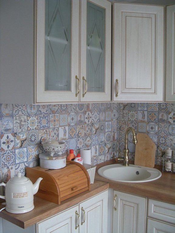 Design for a kitchen backsplash with tiled patterned tile