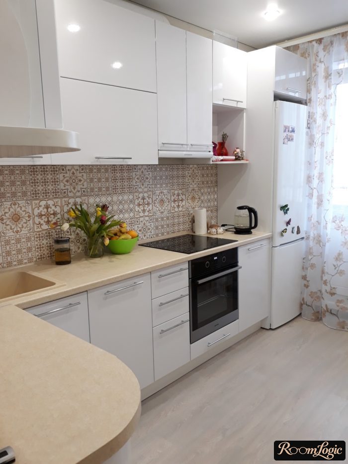 design of 110 square feet kitchen with balcony door