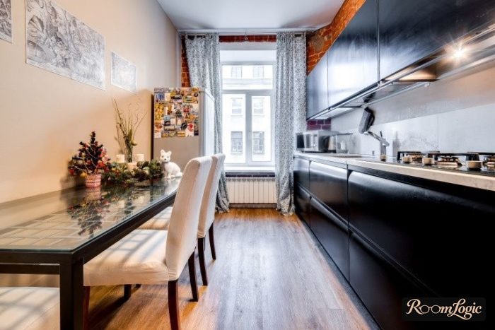 design of a 130 square feet kitchen with a balcony door