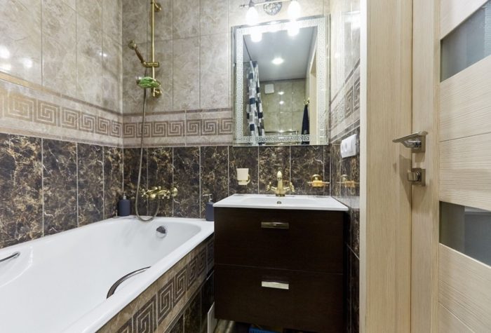 Design of a bathroom with small marble-look tile