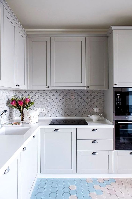 design of a light gray kitchen