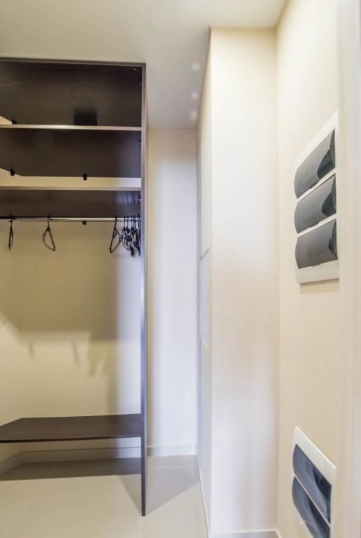 Design of a narrow entryway with open hooks