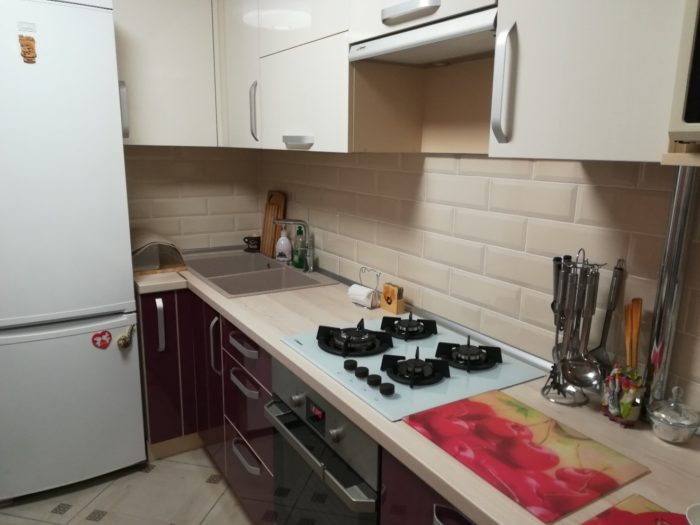 design of a small kitchen with a refrigerator