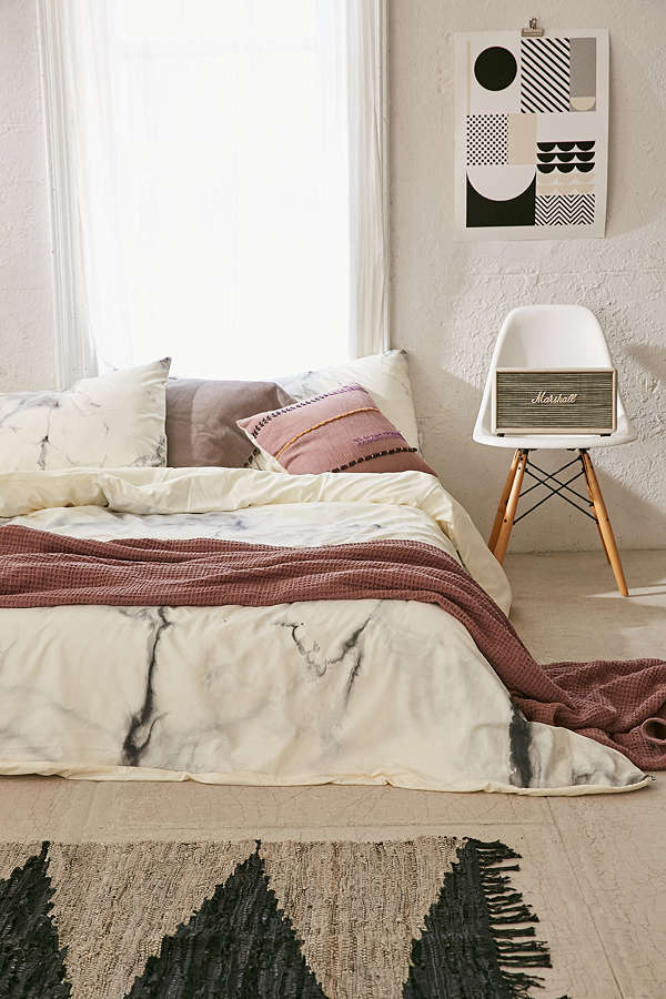 design of a small minimalist bedroom