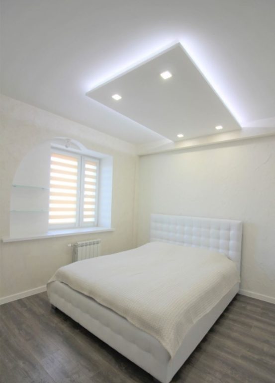 design of the ceiling in a small bedroom
