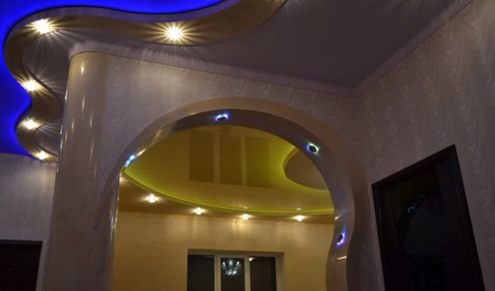 design of the stretch ceiling in the entryway