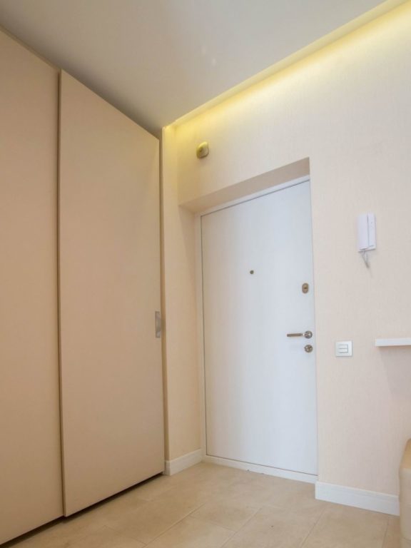 design of white ceiling in entryway