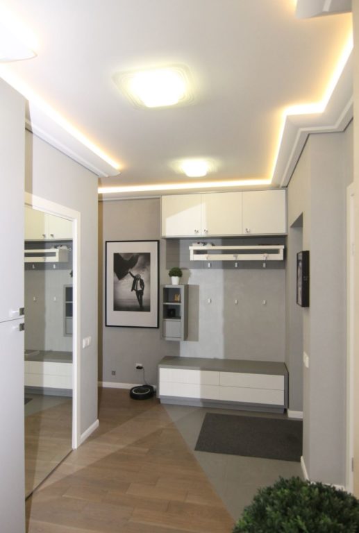 diagonal tile and parquet intersection in entryway