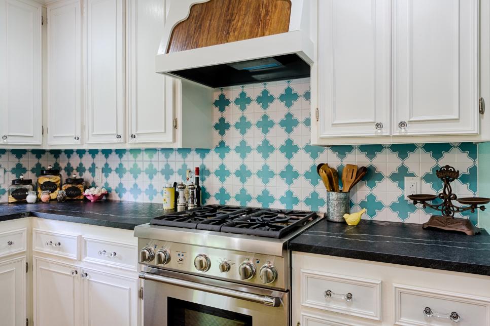 distance between range and range hood