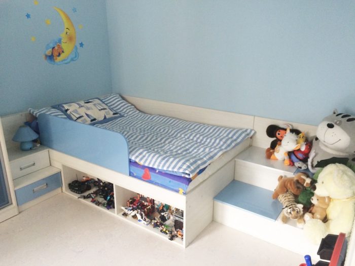 drawers at the foot of the kids’ bed