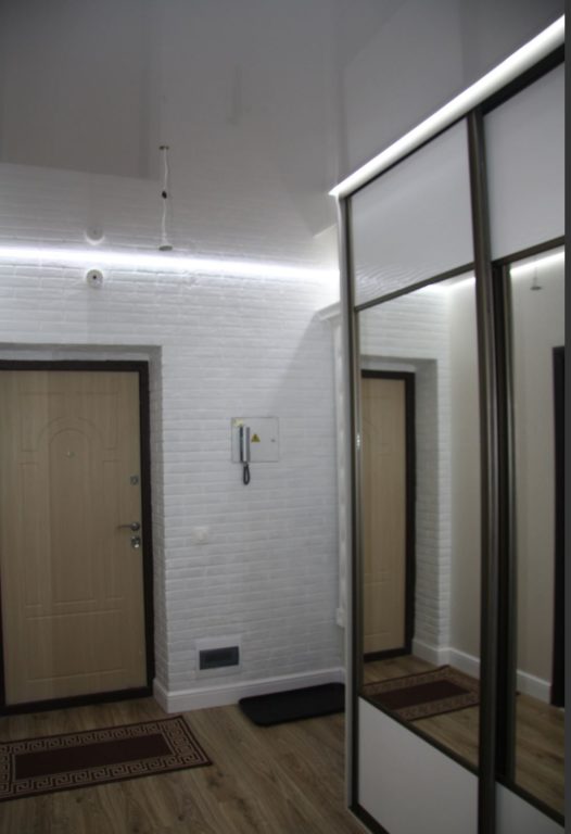 entryway hallway with stretch ceiling