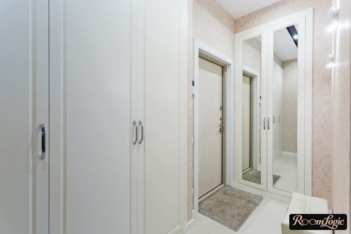 entryway in light tones with small dimensions