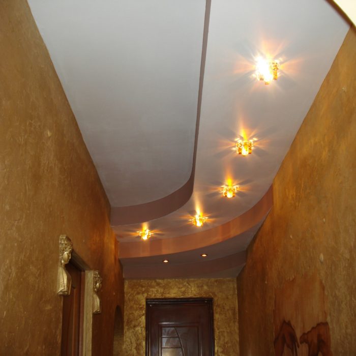 entryway with point lights with diffusers