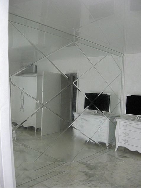façeted mirror in living room design