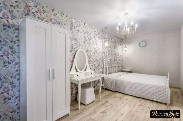 fashionable classical renovation in a girl's teenager room