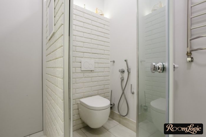 Faux-bidet spray head in a toilet