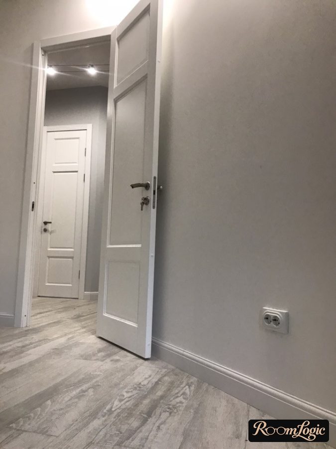 floor and baseboards in the hallway