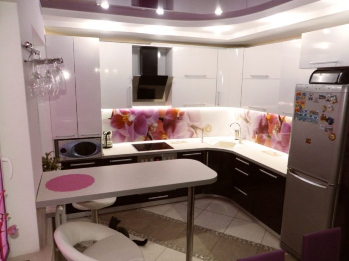 Flowers on the kitchen backsplash are going out of style