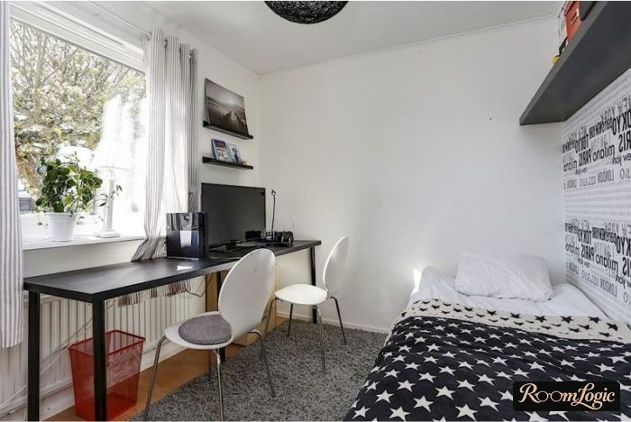 arrangement of furniture in teenage boy's room