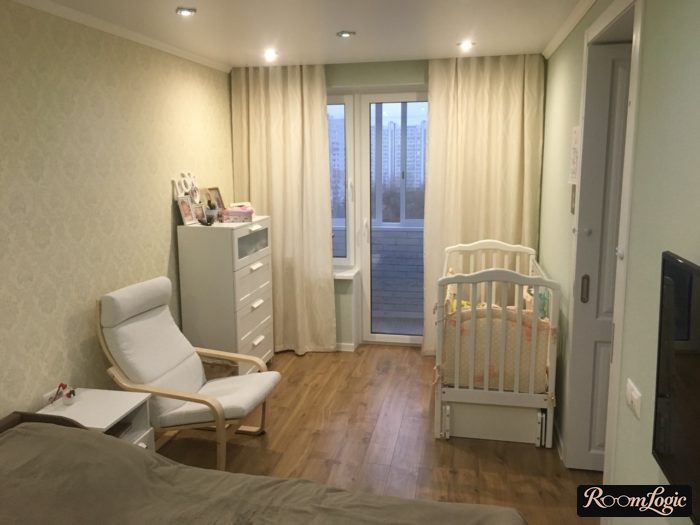 furniture arrangement in bedroom with kids' bed