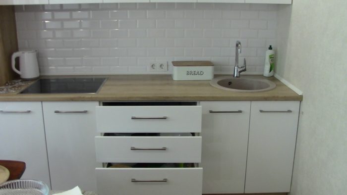 Furniture for drawer slides in the kitchen needed