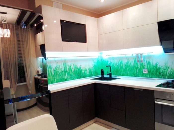 glass-backed kitchen backsplash lighting
