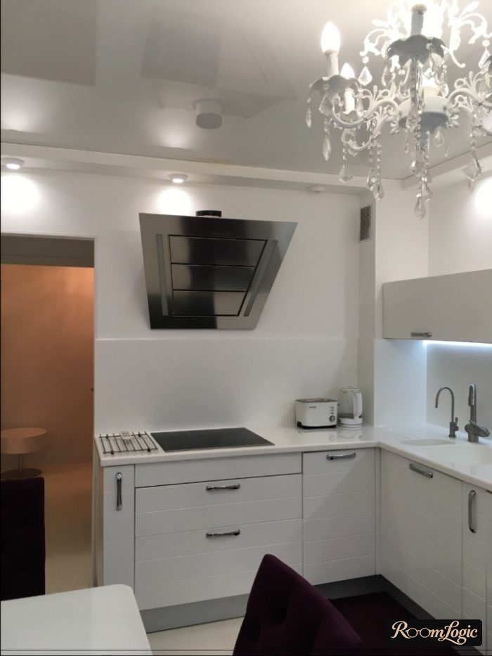 glass backsplash in a neoclassical kitchen interior
