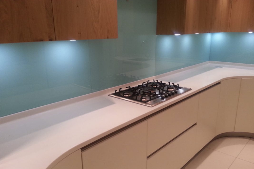 glass backsplash panel and range hood