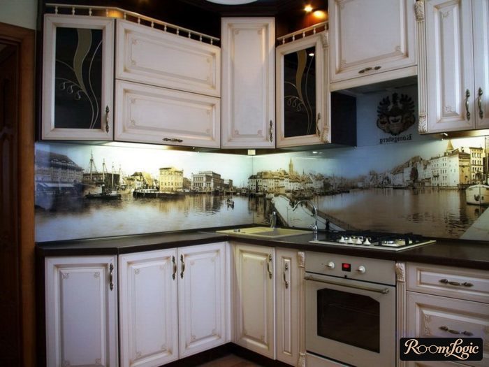 Glass backsplash with photo printing in a corner kitchen in Provence style