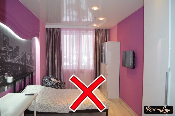 Glossy ceiling and intense pink for a teenage girl